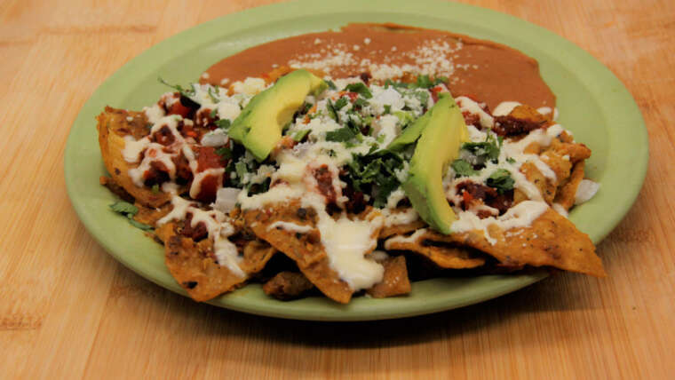CHILAQUILES EN SALSA “LA CALLE”